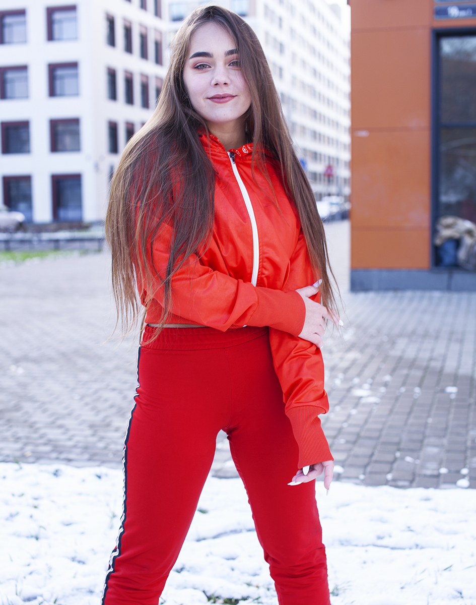 Stylizacja z dresowymi spodniami damskimi na sportowo