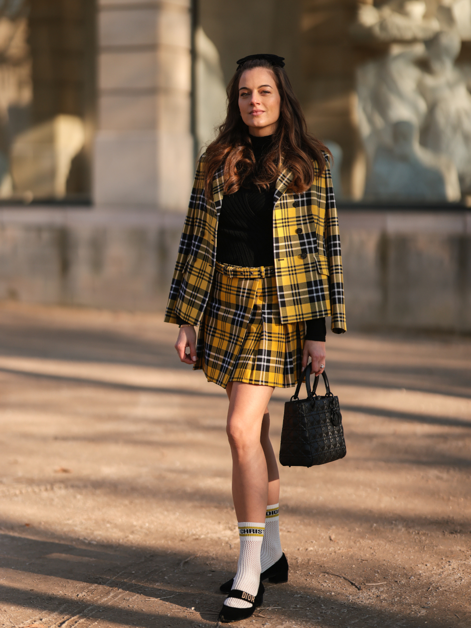 Trendy 2022 w modzie: elegancja w biznesowym stylu, garsonka z mini spódnicą