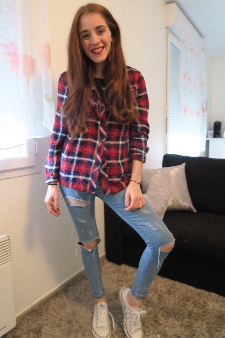 Koszula w kratę doskonale współgra z jasnymi dżinsami z dziurami oraz białymi trampkami marki Converse. Do takiego stroju wystarczy założyć ulubiony trencz.