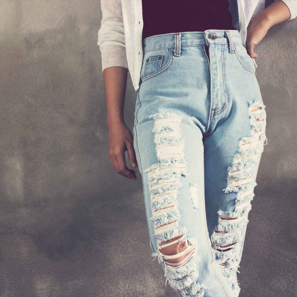 Kobieta w dziurawych jeansach