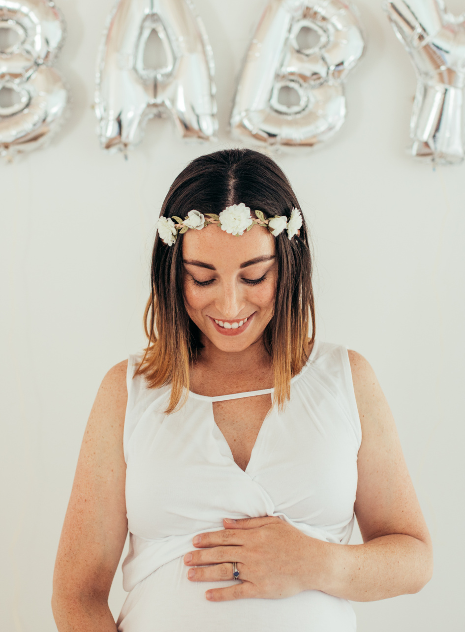 Biała sukienka ciążowa na baby shower