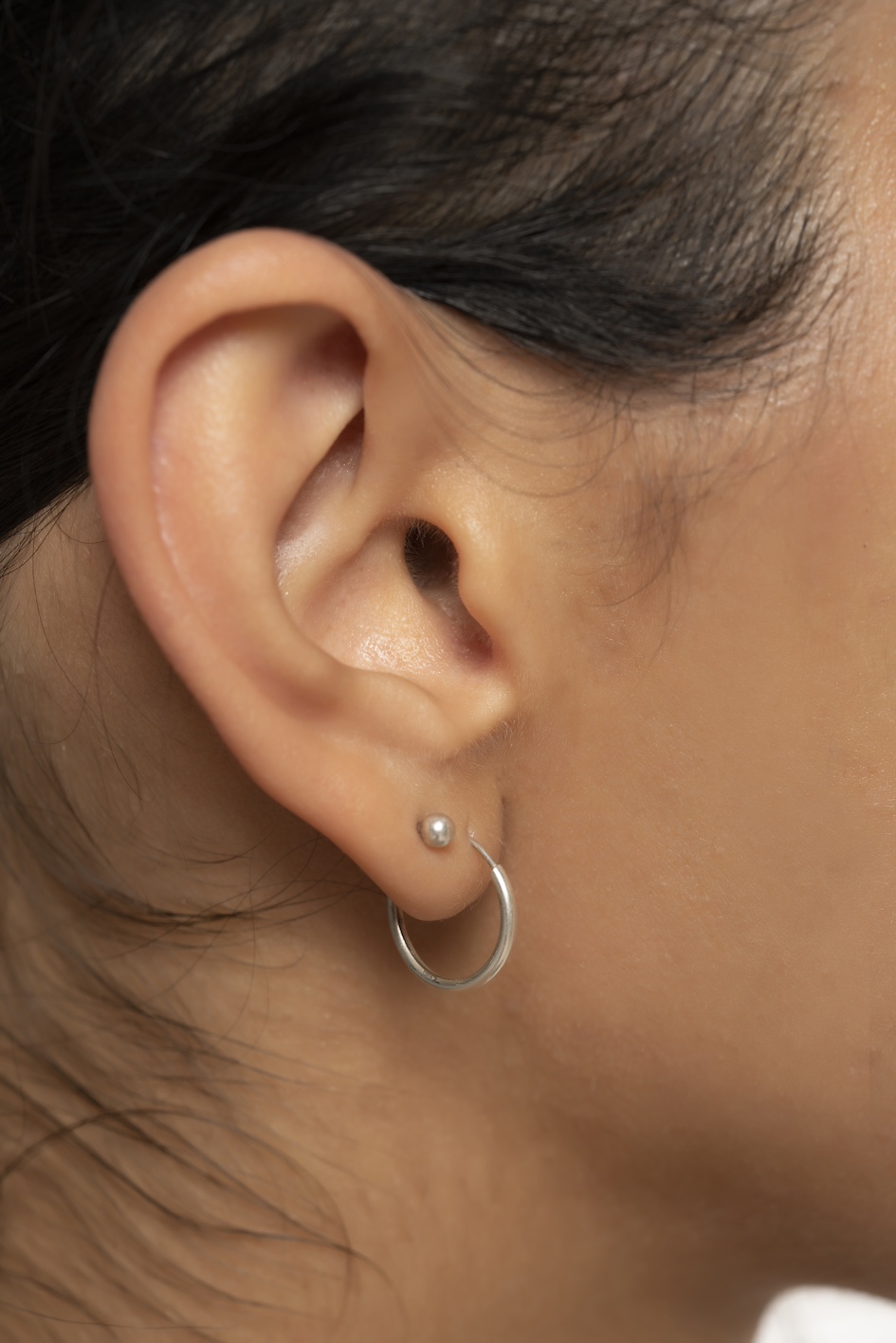 Dwa kolczyki w uchu to popularne rozwiązanie