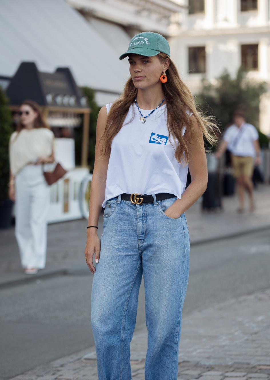 Mom jeans dobrze współgrają z dodatkami w sportowym stylu.