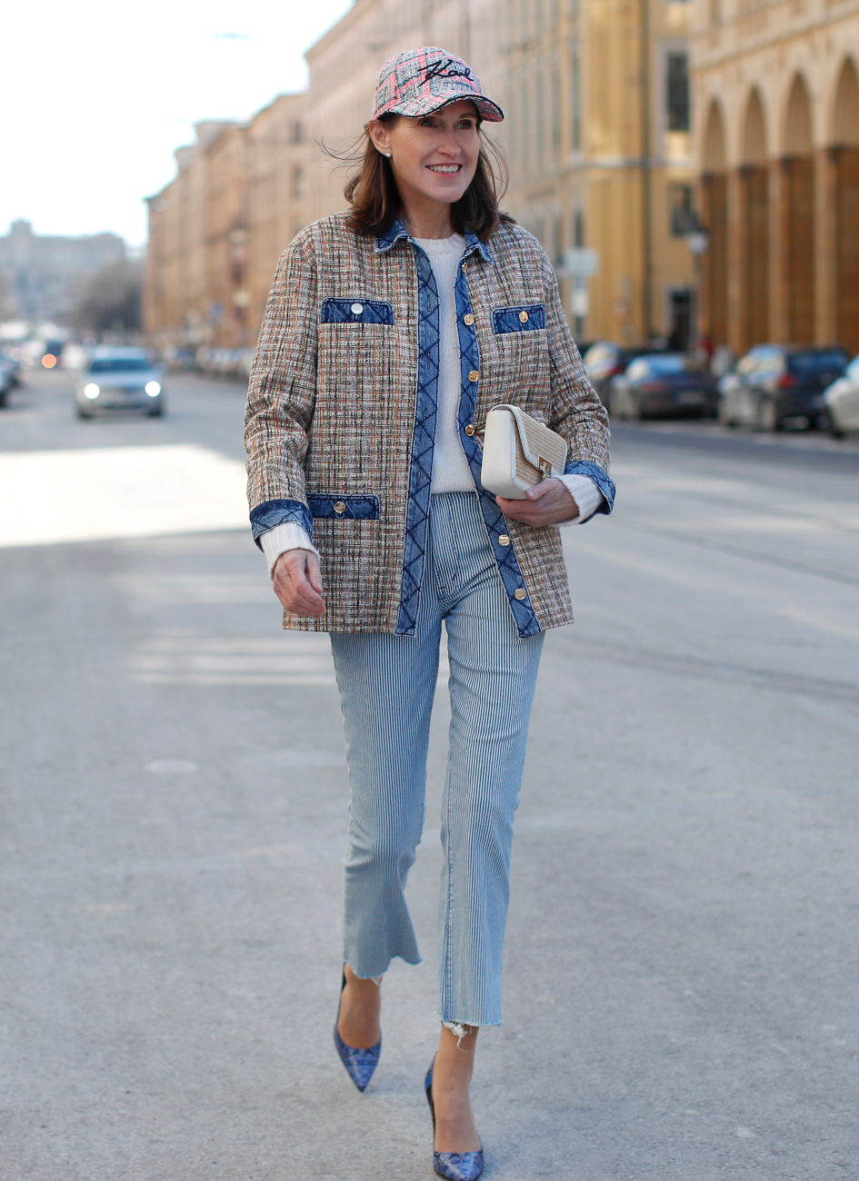 Gładkie spodnie mom jeans sprawdzą się w biurze.