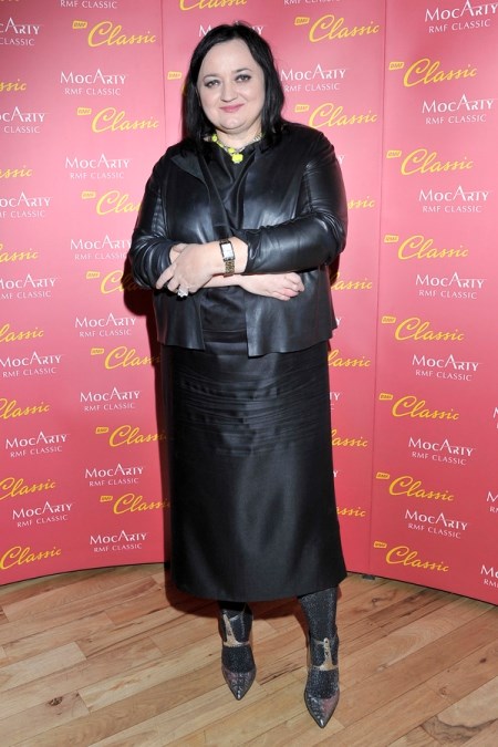 Gosia Baczyńska w czarnej sukience, skórzanej kurtce i srebrnych szpilkach.