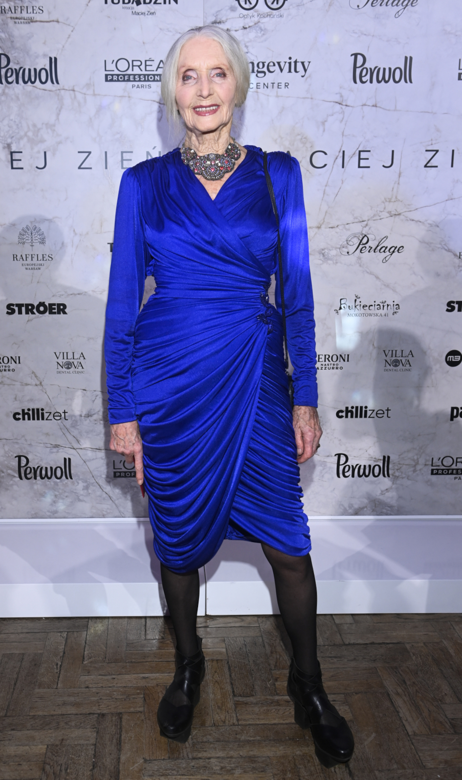 Helena Norowicz włożyła sukienkę w kobaltowym kolorze