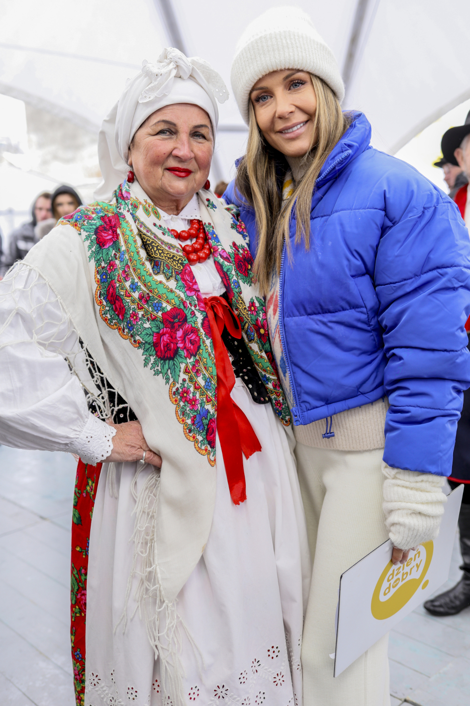 Małgorzata Rozenek-Majdan nosi kurtkę w kobaltowym kolorze