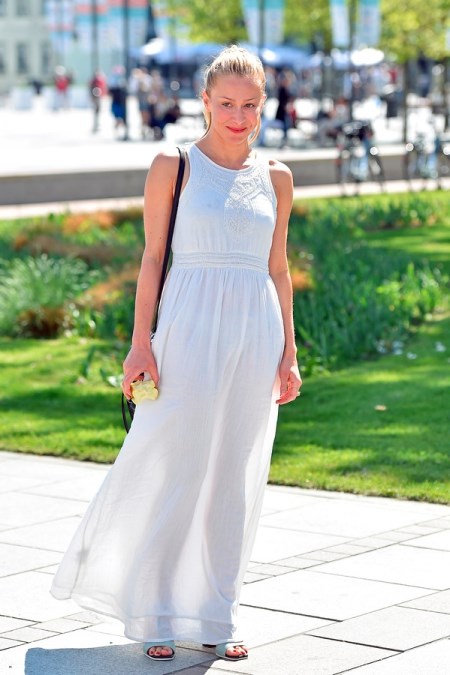 Katarzyna Wernke w długiej, białej sukience na lato.