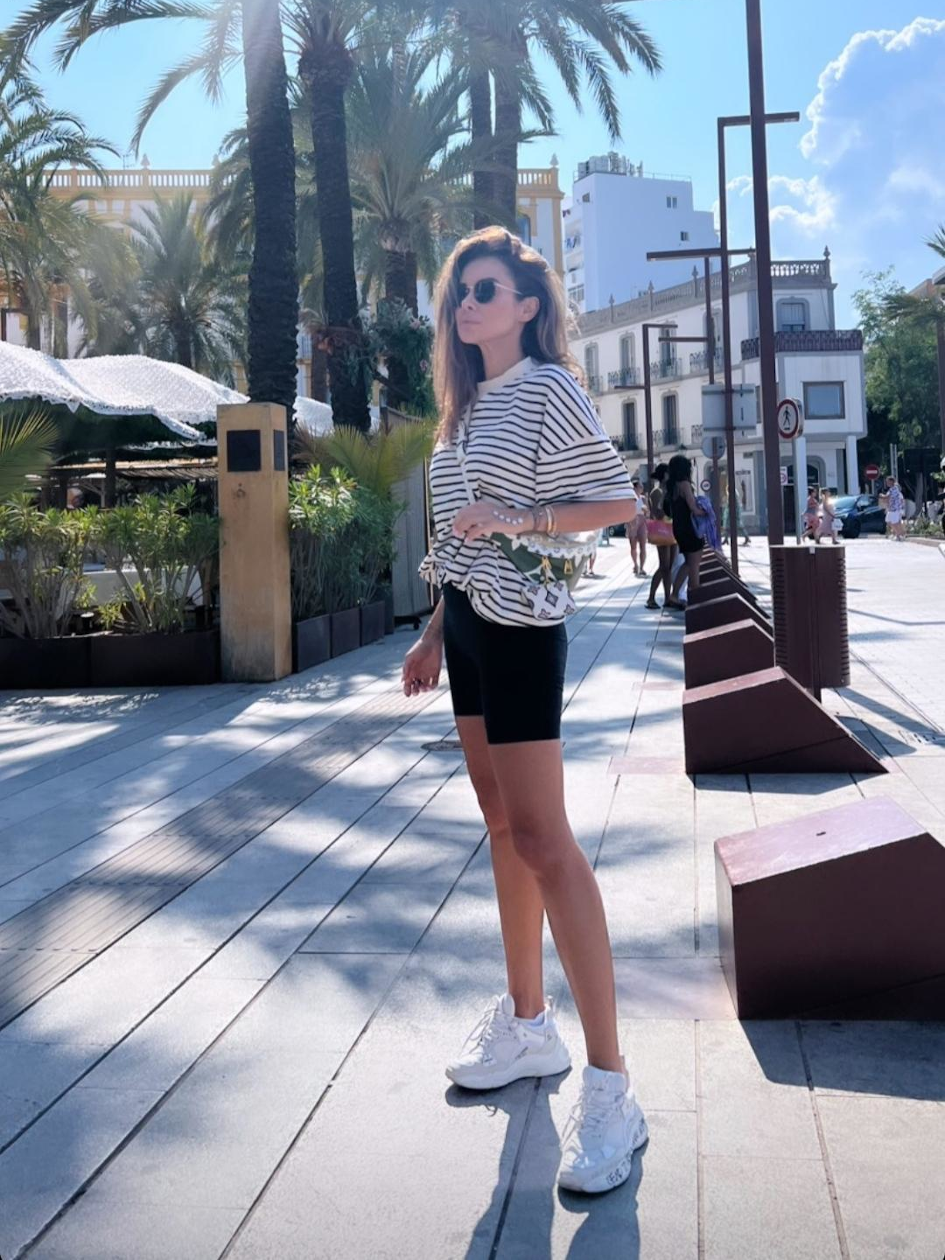 Natalia Siwiec nosi czarne spodenki kolarki w casualowej wersji