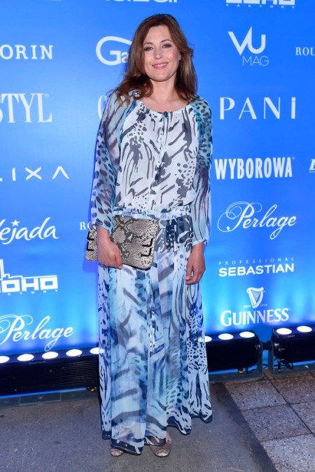 Beata Sadowska w długiej sukience damskiej w abstrakcyjne wzory.