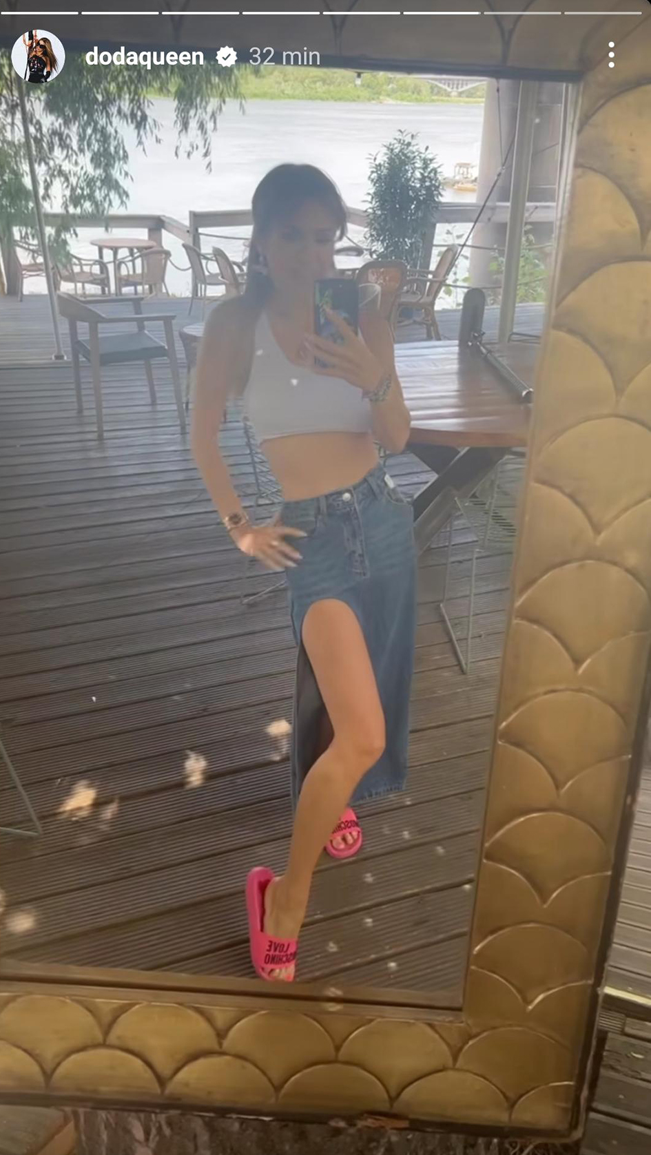 Doda w modnej jeansowej midi