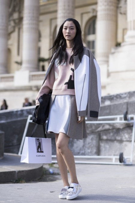 Letnia stylizacja i metaliczne trampki damskie.