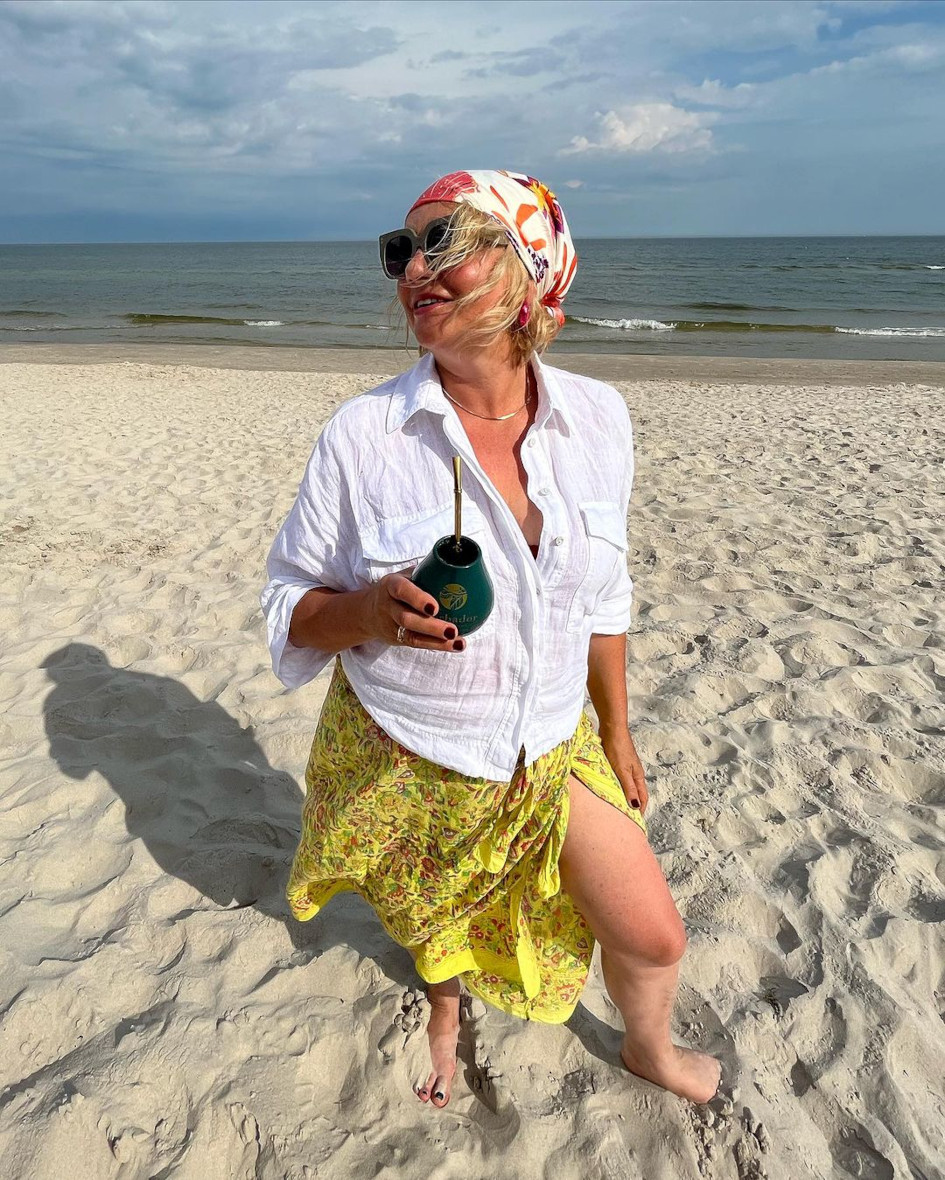 Małgorzata Ostrowska-Królikowska pozuje do zdjęcia w spódnicy