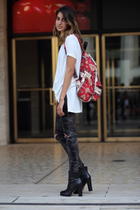 Dziewczyna z plecakiem w etniczne wzory.