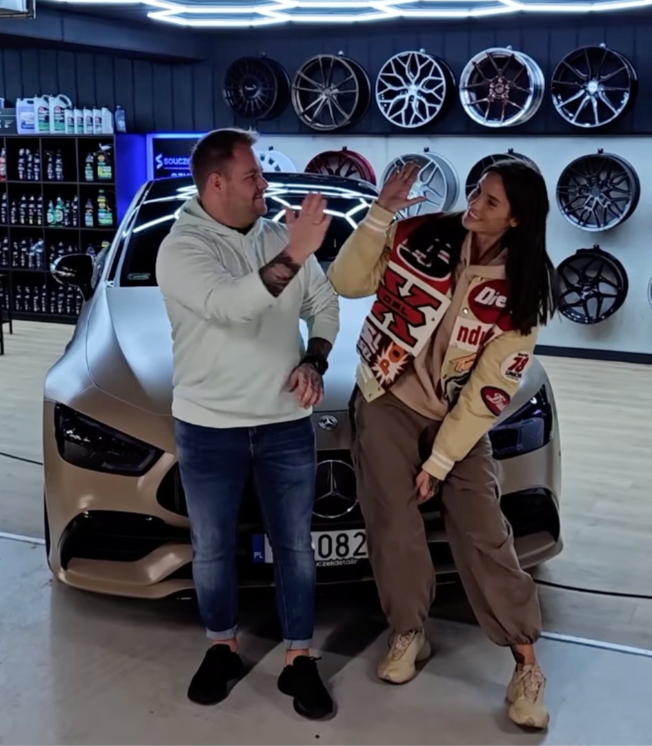 Karolina Gilon w baggy jeansach wygląda olśniewająco
