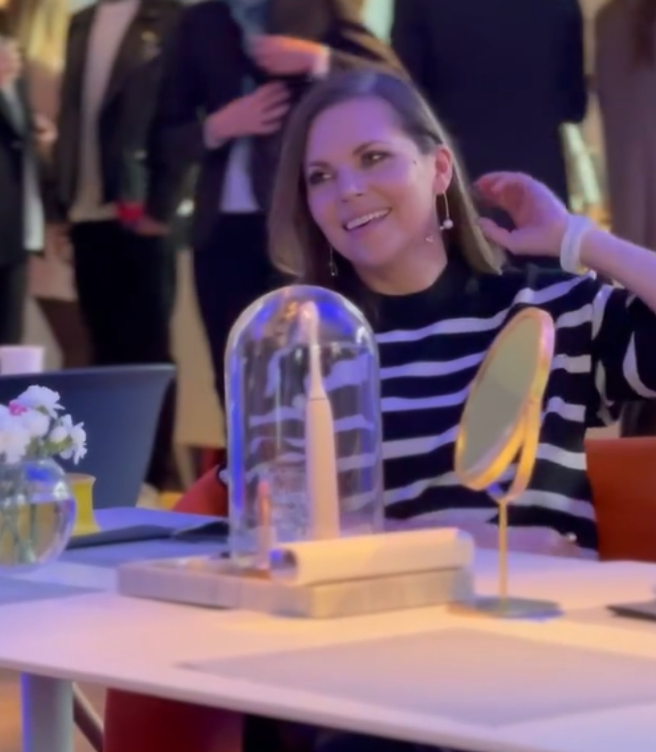 Aleksandra Kwaśniewska w klasycznej stylizacji z modnym swetrem
