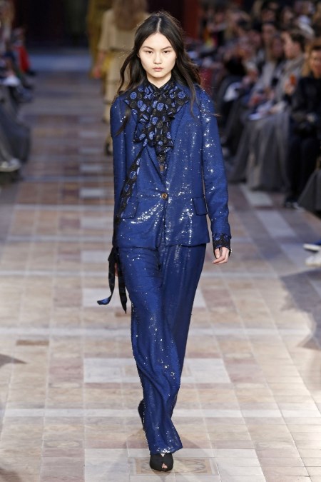 Modelka w granatowym, cekinowym garniturze z jesienno-zimowej kolekcji Sonia Rykiel.