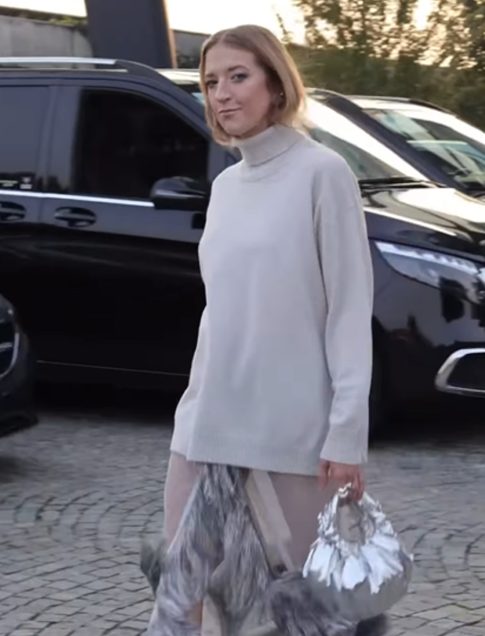 Lara Gessler ma hitową srebrną torebkę