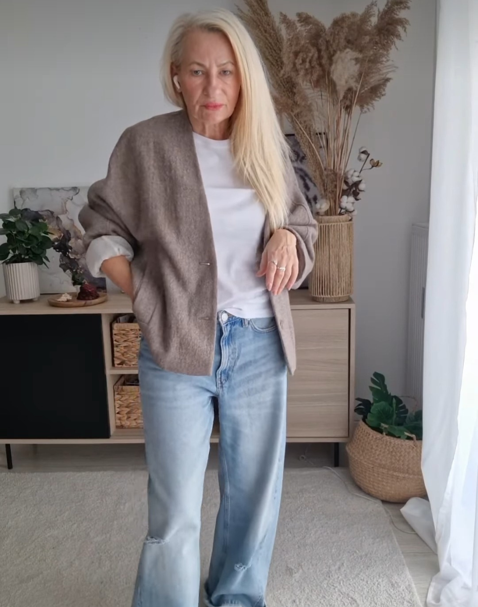 Idealna stylizacja z szerokimi jeansami: biały T-shirt i kardigan