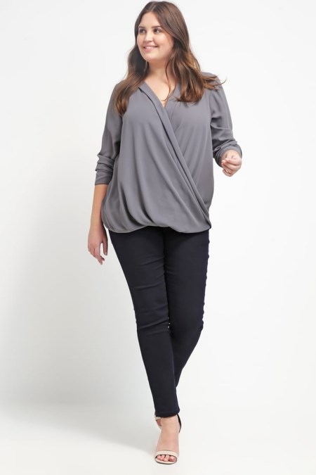 Luźna bluzka size plus w kolorze grafitowym.