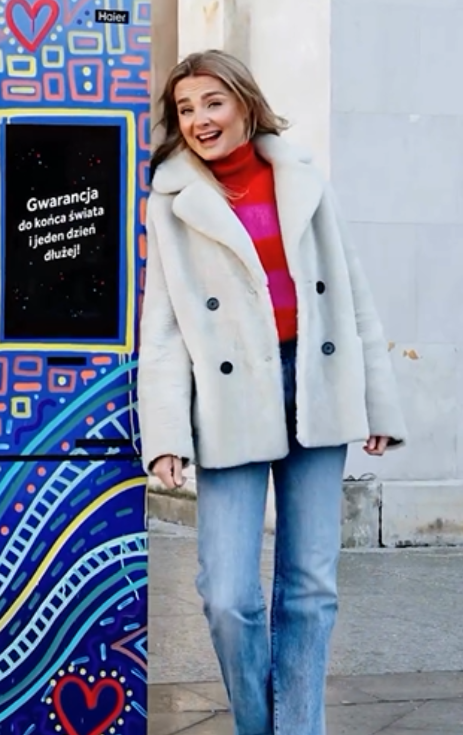Socha w modnym "teddy coat"